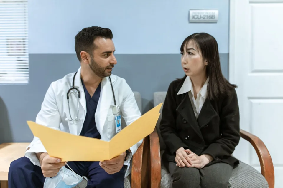 Bác sĩ và nhân viên tại phòng khám