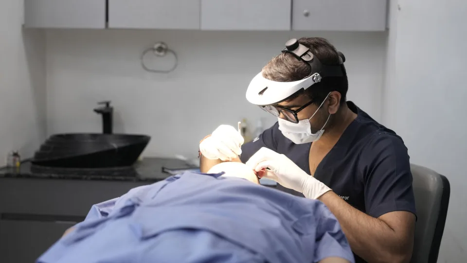 Bác sĩ và nhân viên tại phòng khám
